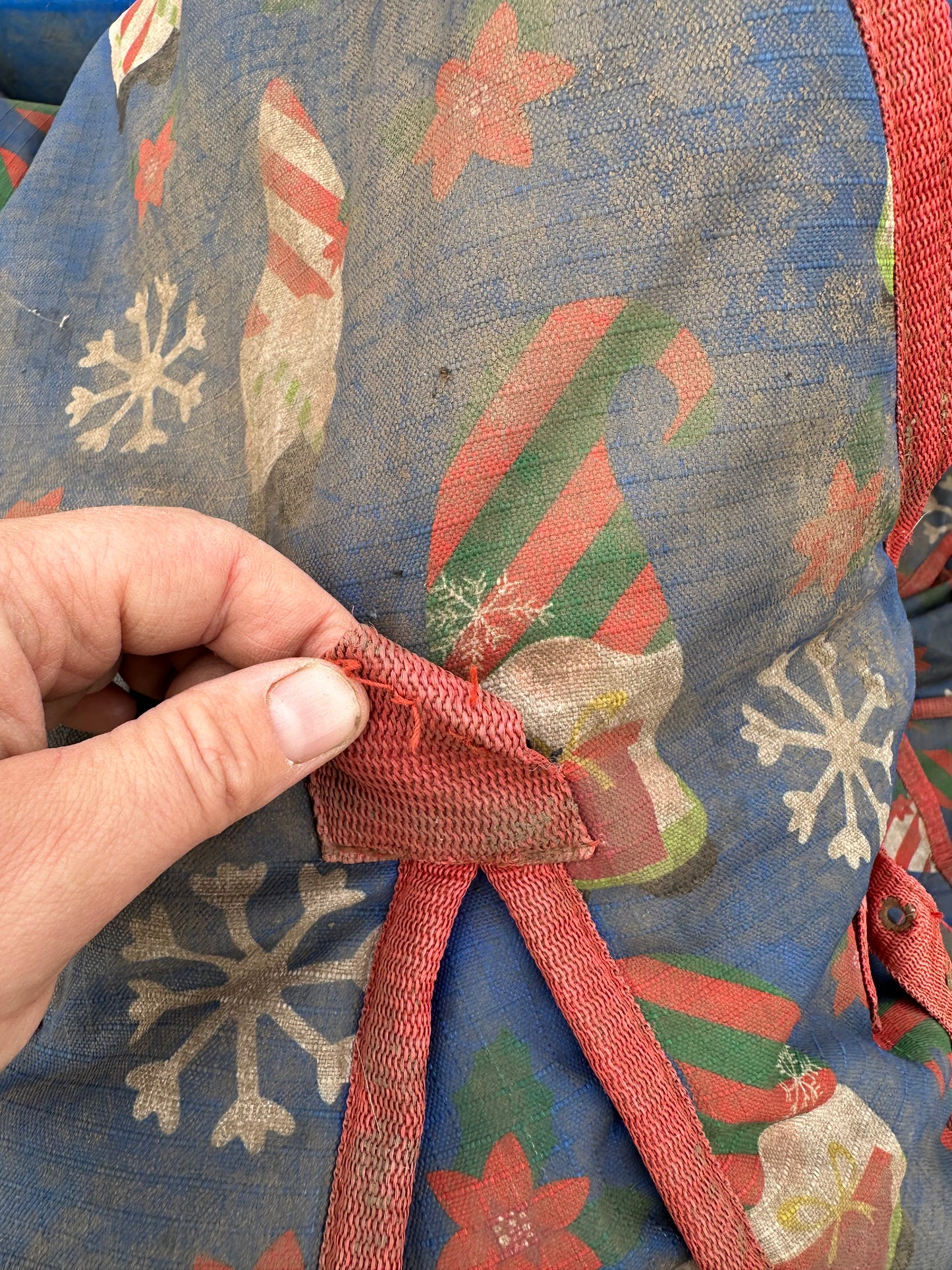 3’9 275gram Christmas Gonk Turnout Rug