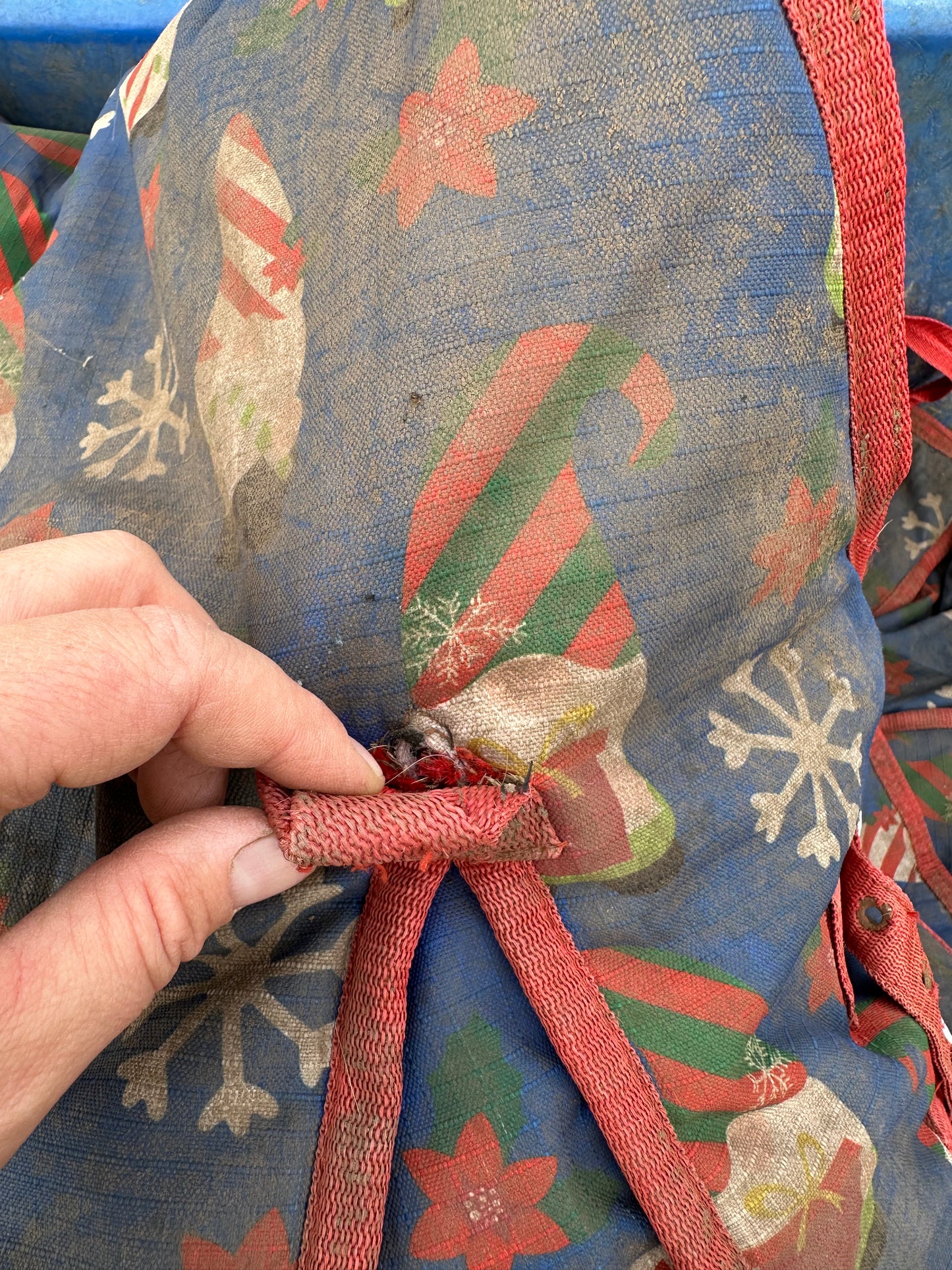 3’9 275gram Christmas Gonk Turnout Rug