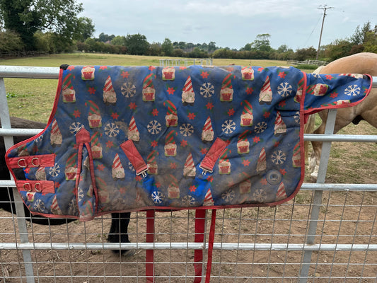 4’0 275gram Christmas Gonk Turnout Rug