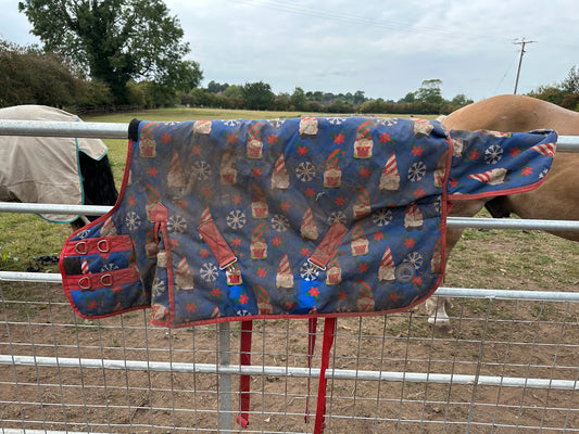3’9 275gram Christmas Gonk Turnout Rug